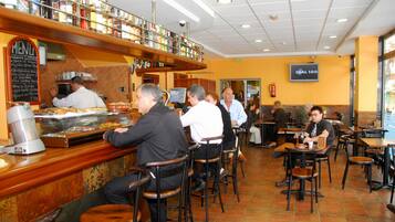 Se sirven desayunos, comidas y cenas