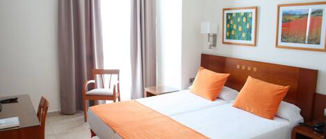 Een kluis op de kamer, een bureau, verduisterende gordijnen