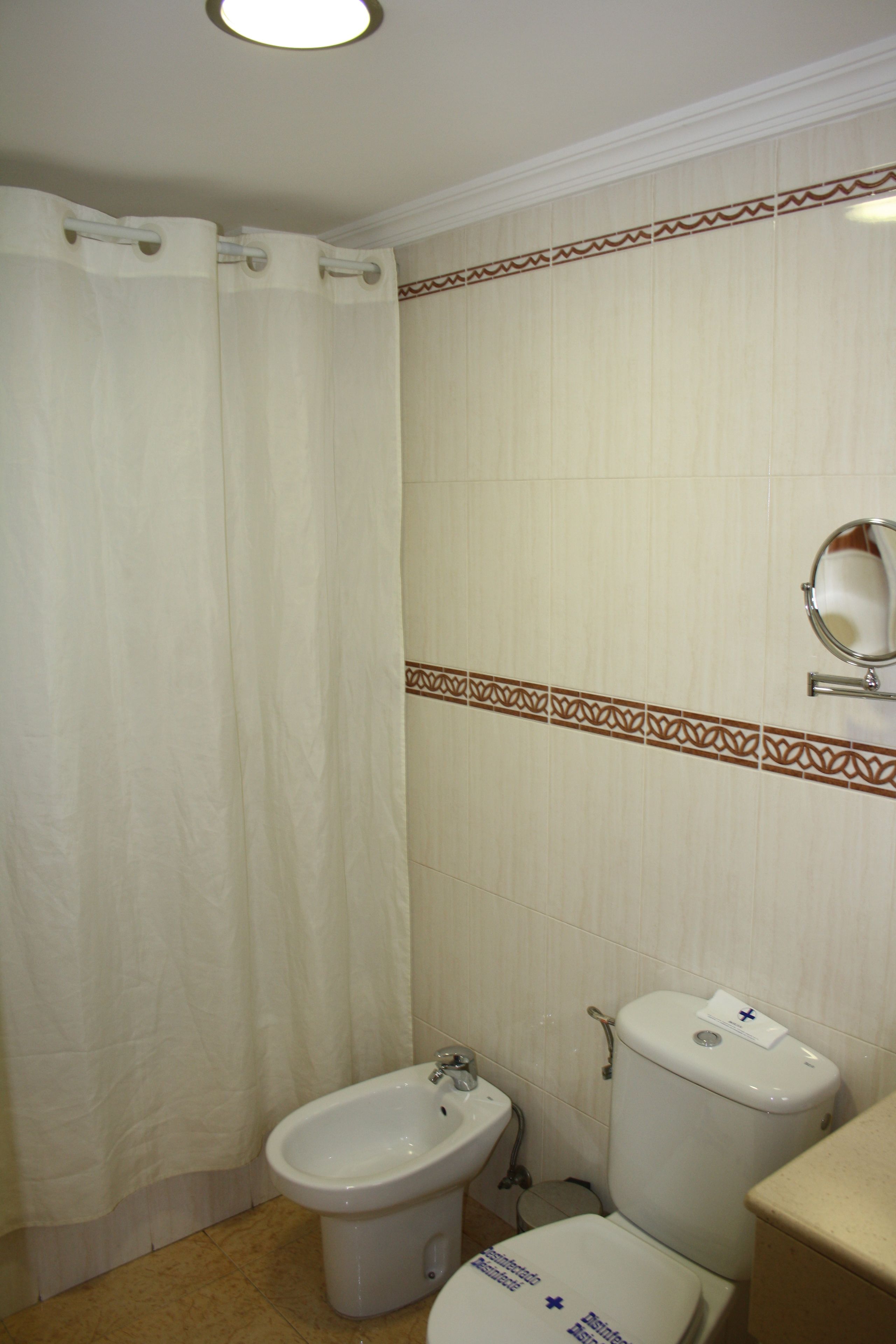 combined shower/bathtub, hair dryer, towels