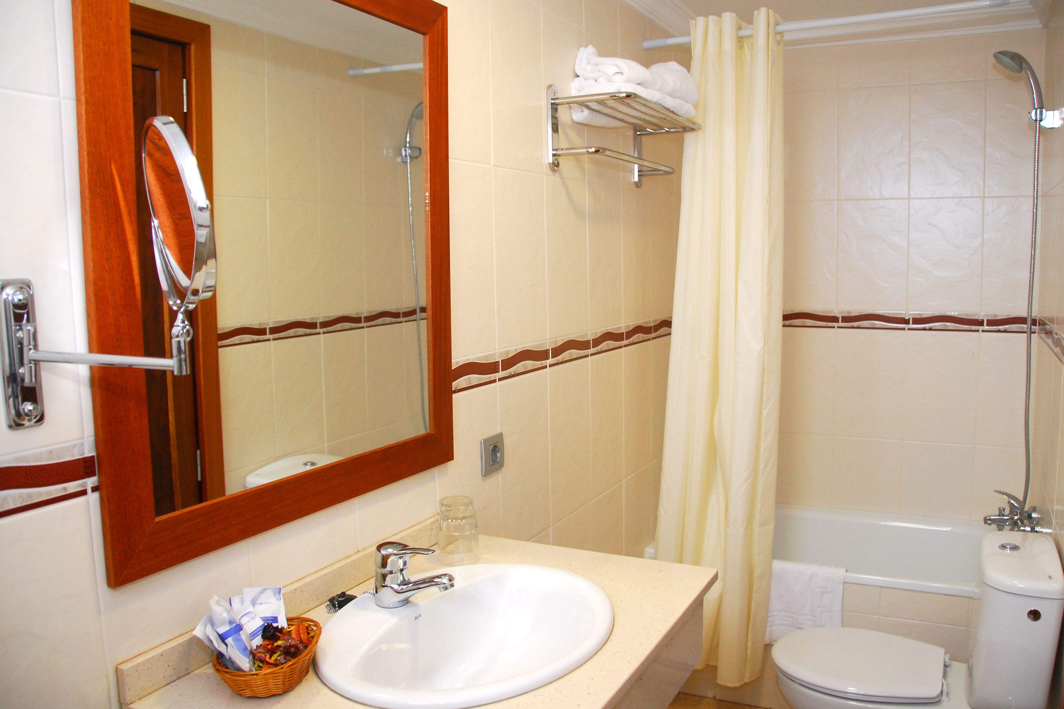 combined shower/bathtub, hair dryer, towels