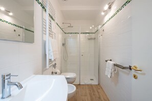Appartement Supérieur | Salle de bain | Articles de toilette gratuits, sèche-cheveux, bidet, serviettes fournies