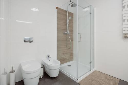 Apartamento, 2 habitaciones | Baño | Ducha, artículos de higiene personal gratuitos y secador de pelo