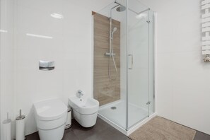 Apartment, 2 Bedrooms | Bathroom | Shower, free toiletries, hair dryer, towels - Sewa Apartamenty (Kraków)