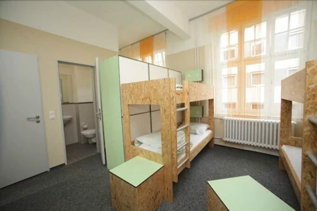 Felles sovesal, kun for menn (1 Bed) | Safe på rommet, blendingsgardiner, strykejern/-brett og sengetøy