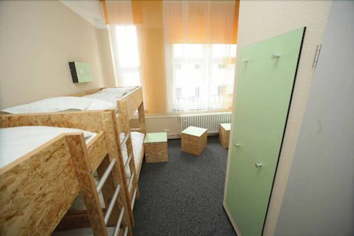Safe på rommet, blendingsgardiner, strykejern/-brett og sengetøy