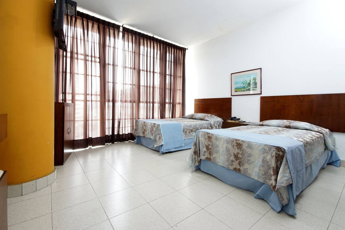 Ropa de cama de alta calidad y caja de seguridad en la habitación