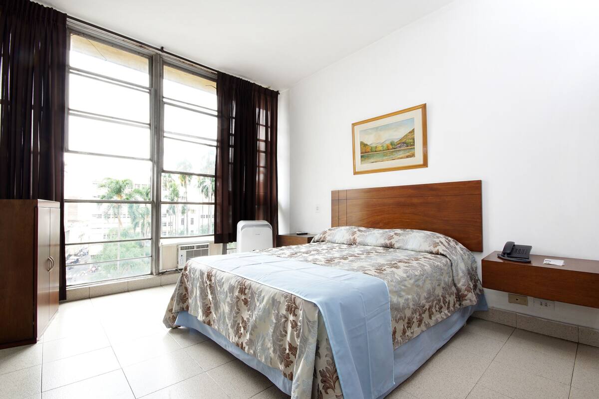Ropa de cama de alta calidad y caja de seguridad en la habitación