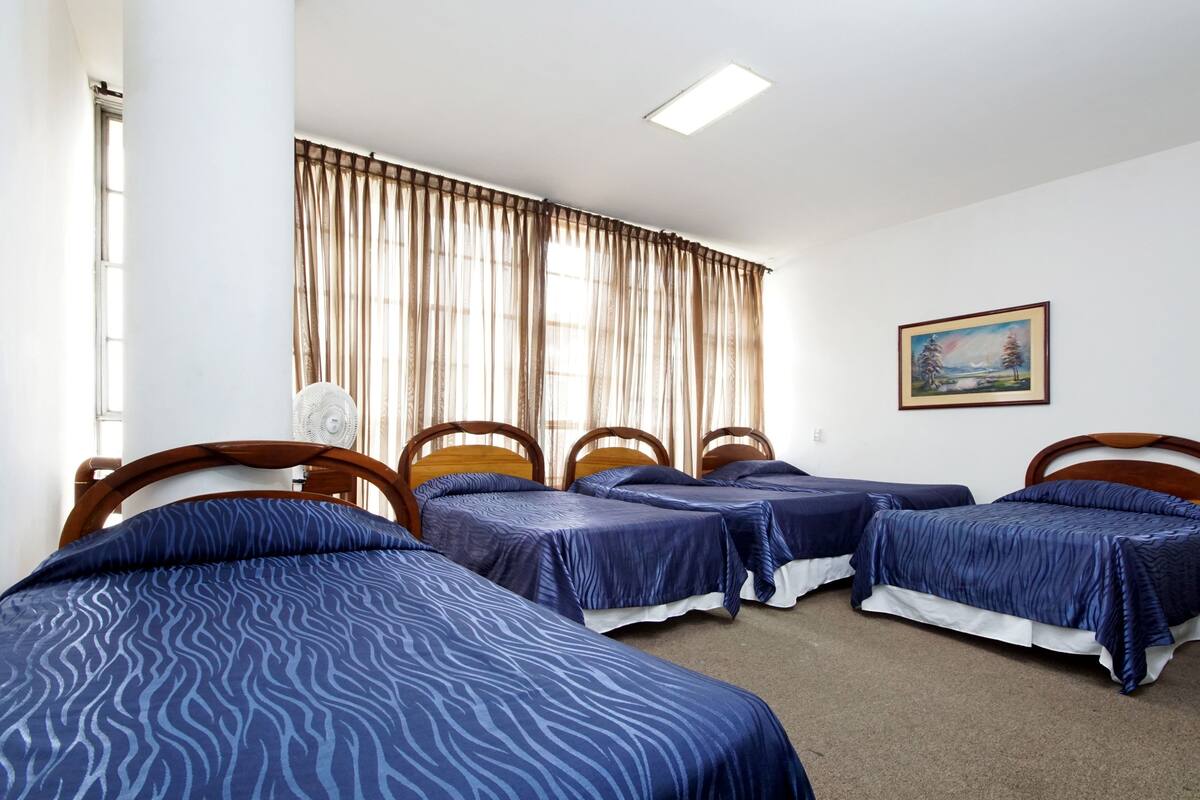 Ropa de cama de alta calidad y caja de seguridad en la habitación