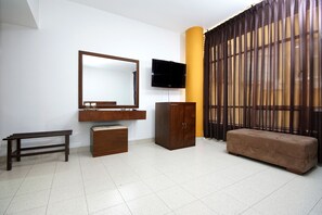 Premium bedding, in-room safe, desk, iron/ironing board