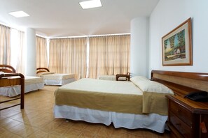 标准四人房 | 高档床上用品、客房内保险箱、办公桌、熨斗/熨衣板