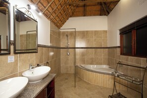 Deluxe Double Room, Ensuite | Bathroom - Kubu Safari Lodge (Hoedspruit)