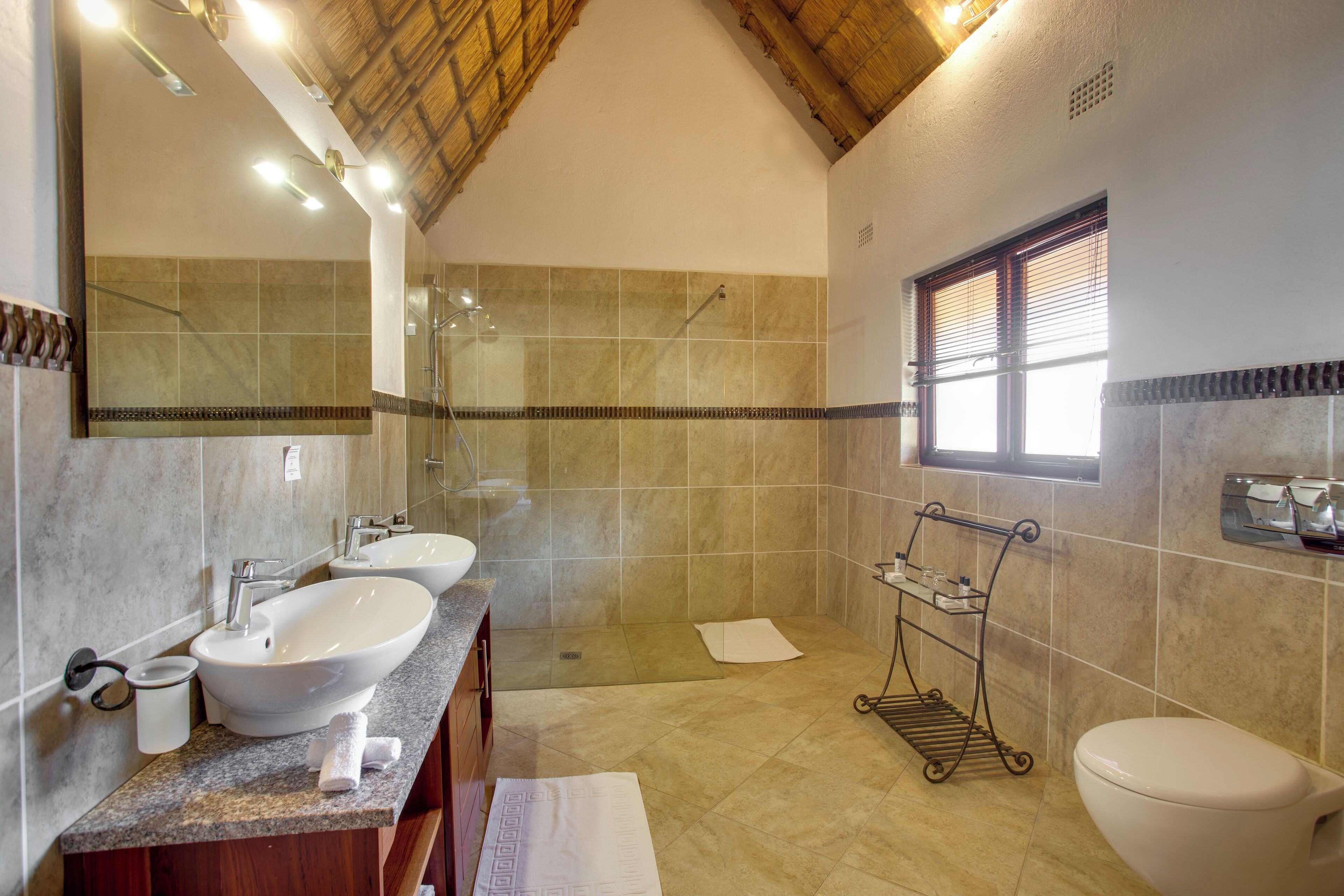 Chambre Deluxe double, salle de bain attenante | Salle de bain | Douche, serviettes fournies, savon, shampooing