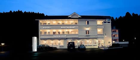 Façade de l’hébergement - soirée/nuit