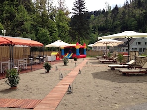 Children’s play area – outdoor