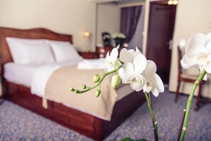 Deluxe-Doppelzimmer, Balkon, Bergblick | Minibar, Zimmersafe, individuell dekoriert, Schreibtisch
