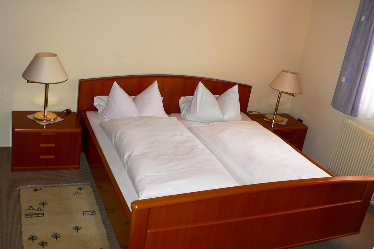 Classic Double Room, Mountain View | Bar mini, peti besi dalam bilik, dihias secara berasingan, meja