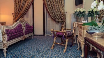 Quarto casal luxo, 1 cama de casal ou 2 camas de solteiro, vista para a montanha | Frigobar, cofres nos quartos, individualmente decorados, escrivaninha