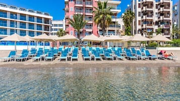 Private beach, free beach shuttle, sun-loungers, beach umbrellas