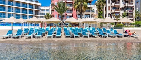 Private beach, free beach shuttle, sun-loungers, beach umbrellas