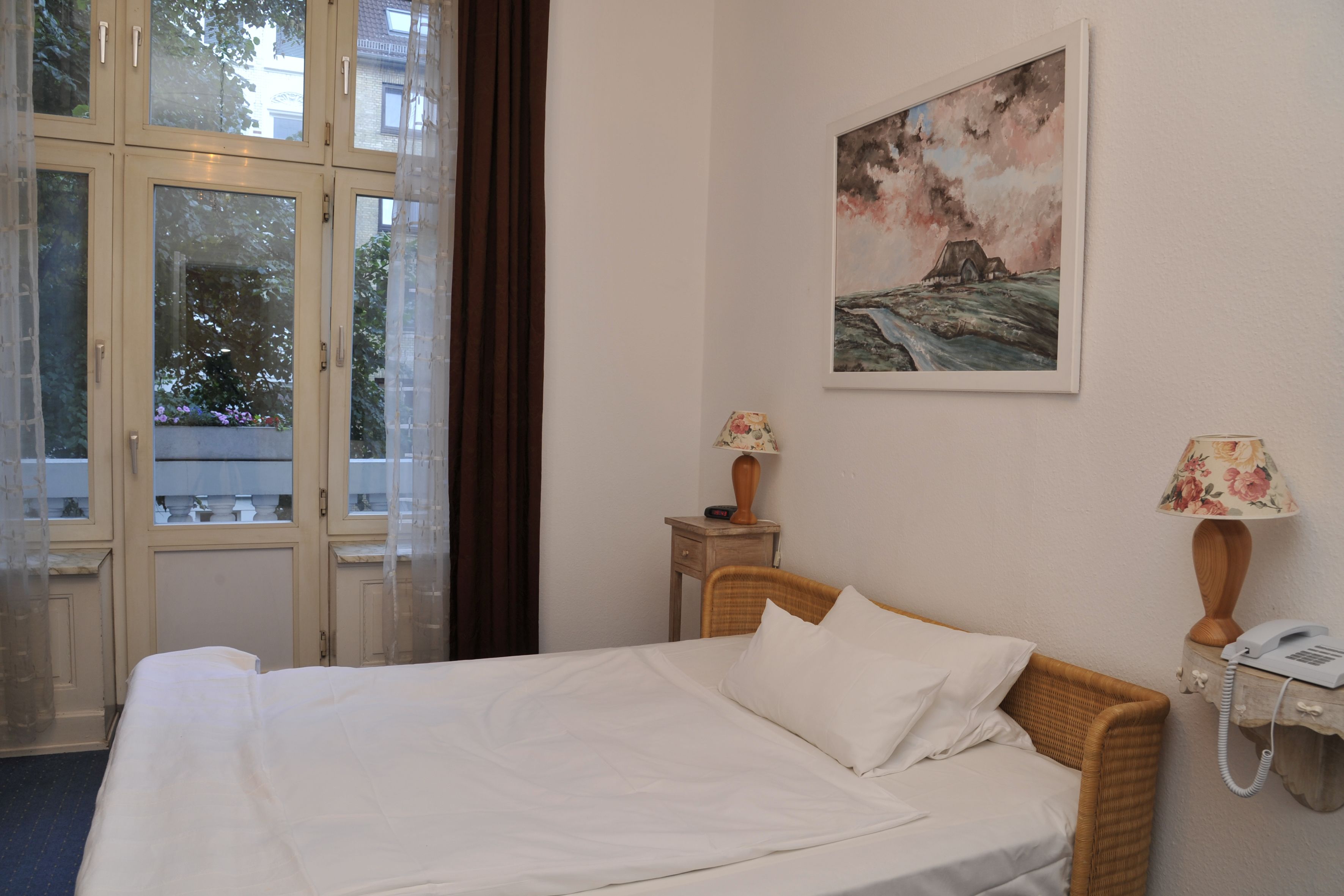 economy room | hypo-allergenic bedding, in-room safe, individually decorated