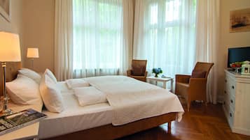 Ropa de cama hipoalergénica y caja de seguridad en la habitación