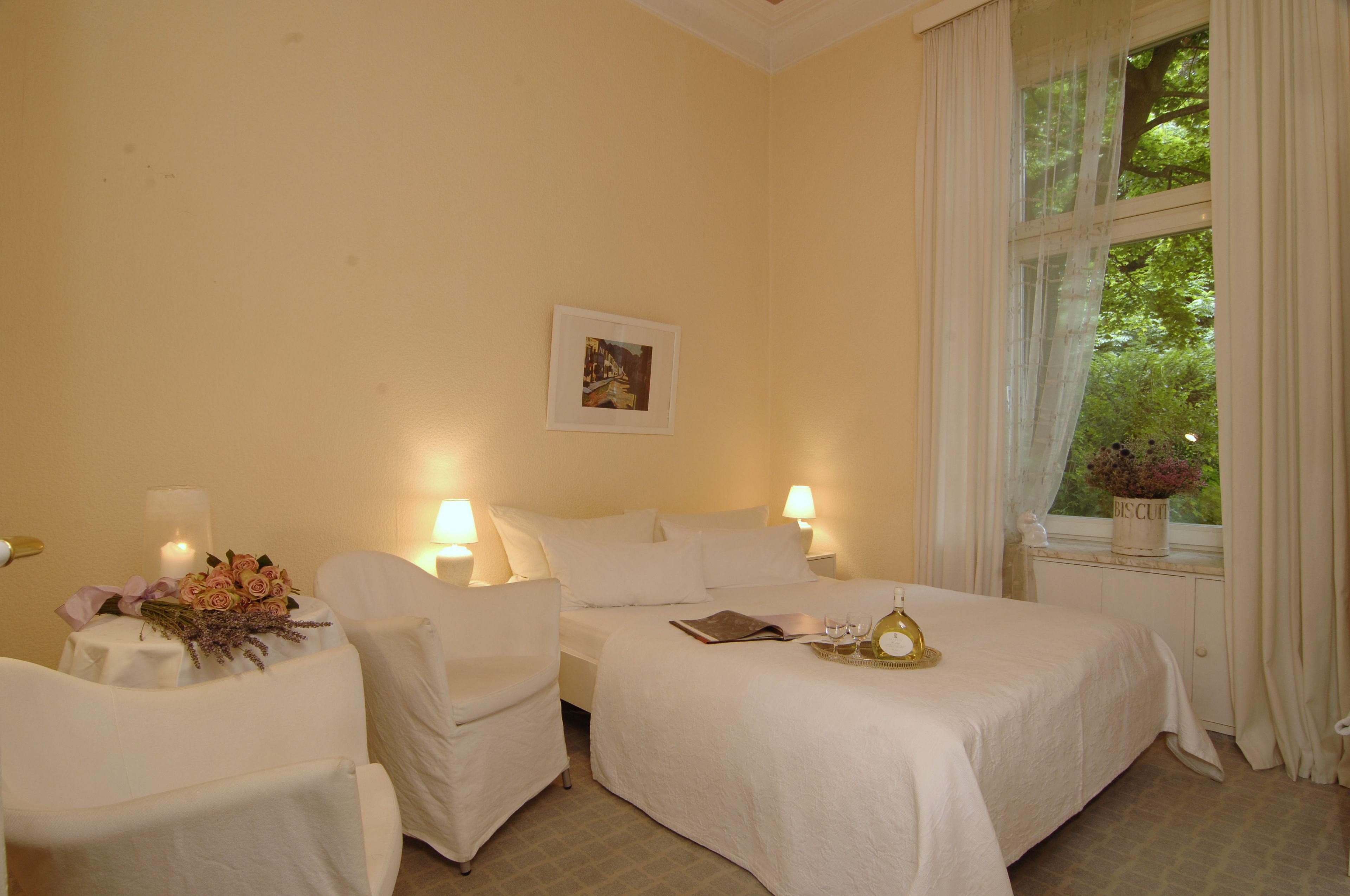 economy room | hypo-allergenic bedding, in-room safe, individually decorated