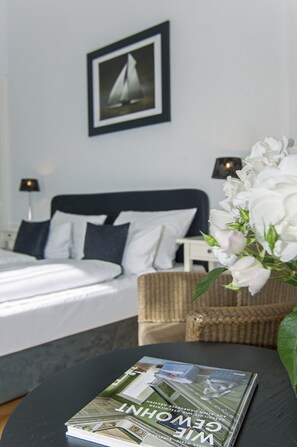 Comfort Double Room | Hypo-allergenic bedding, in-room safe, individually decorated - Hotel Mare (Hamburg)