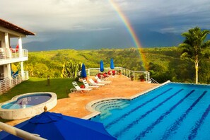 Outdoor pool, open 8:00 AM to 10:00 PM, pool umbrellas, pool loungers - Hotel Mirador Las Palmas (La Tebaida)