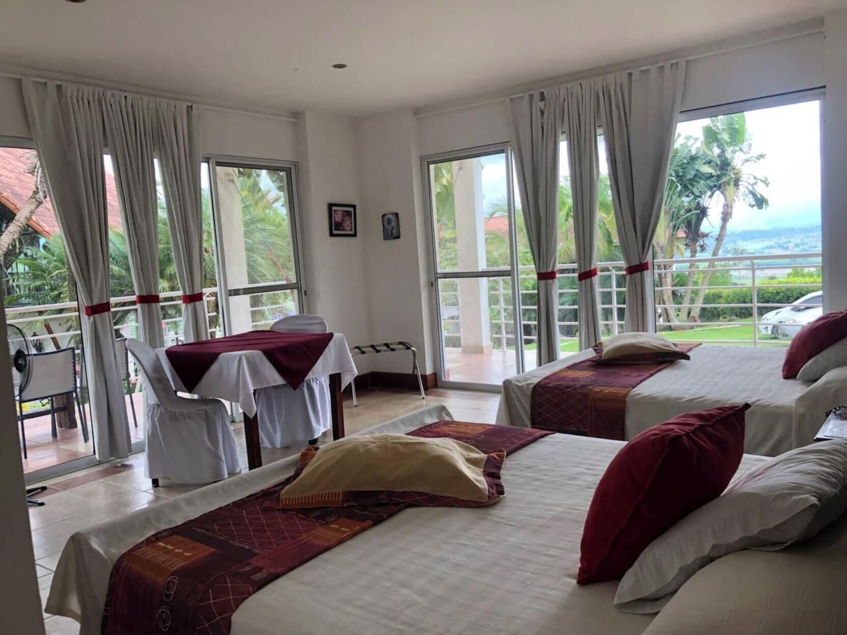 Ropa de cama de alta calidad, sistema de insonorización, wifi gratis