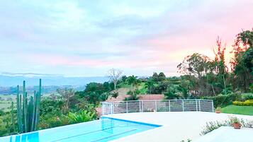 Piscina all'aperto, ombrelloni da piscina, lettini