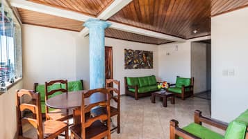 Área de estar no saguão