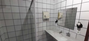 Shower, towels - Hotel Costa Verde (Porto Seguro)