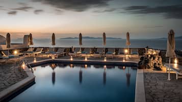 Alberca al aire libre por temporada y sombrillas en la alberca