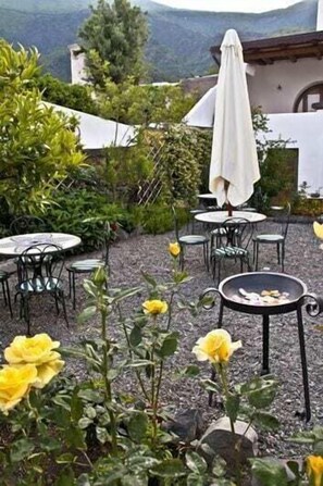 Outdoor dining - Hotel I Cinque Balconi (Santa Marina Salina)
