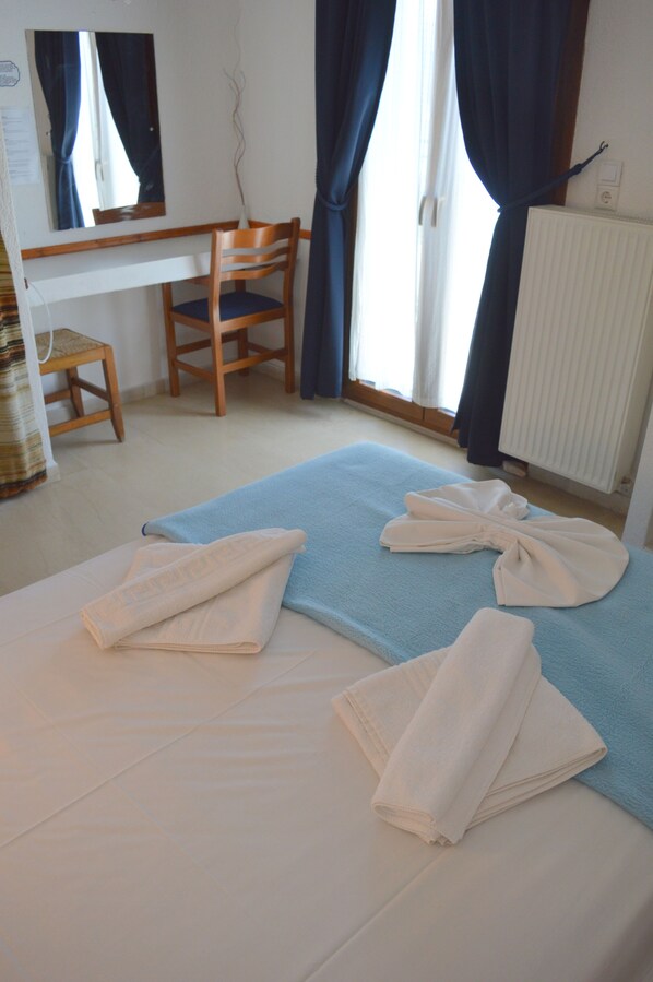 A hotel room with a bed, a desk, and a chair. - Mantraki Hotel Apartments (Agios Nikolaos)