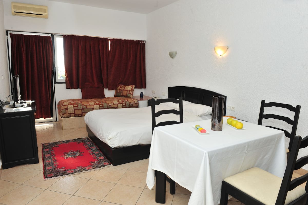 2 bedrooms, Egyptian cotton sheets, premium bedding, down duvets
