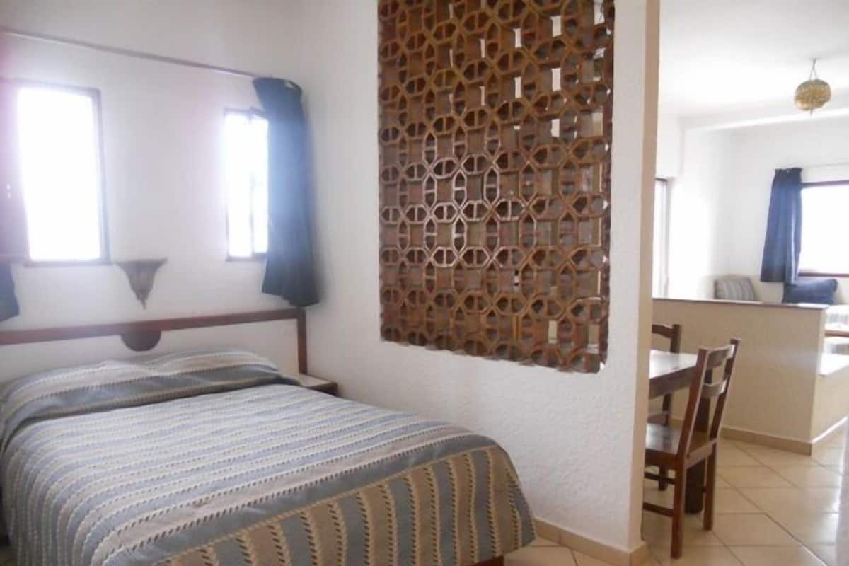 2 bedrooms, Egyptian cotton sheets, premium bedding, down duvets