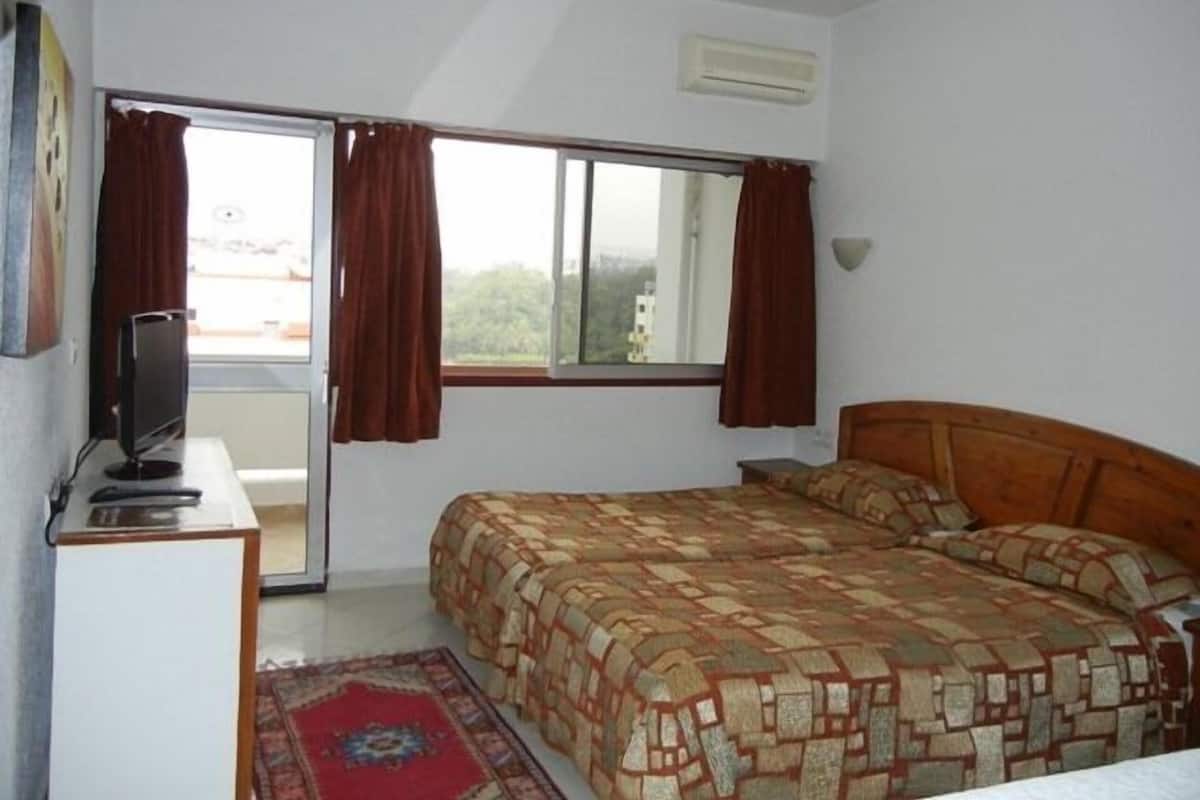 2 bedrooms, Egyptian cotton sheets, premium bedding, down duvets