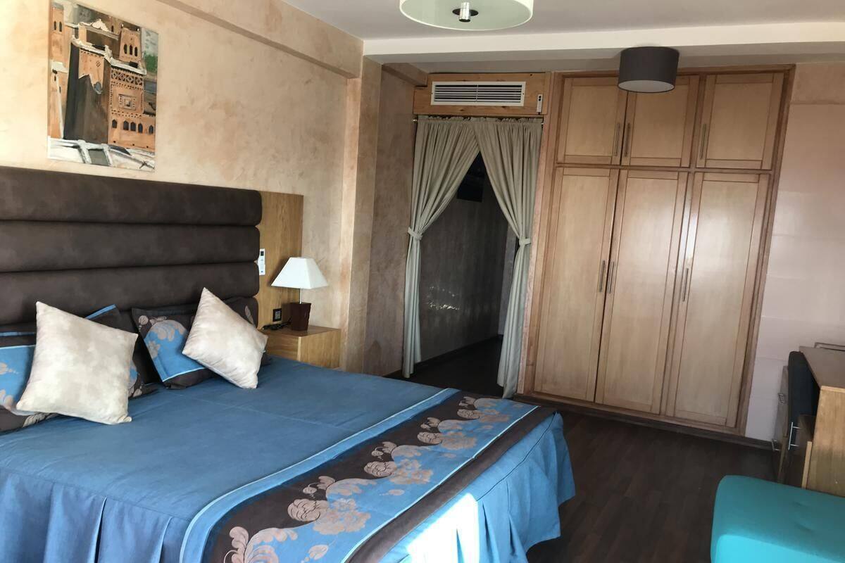 Deluxe Suite | Egyptian cotton sheets, premium bedding, down comforters, minibar