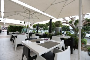 Outdoor dining - Studiotel Afoud (Agadir)