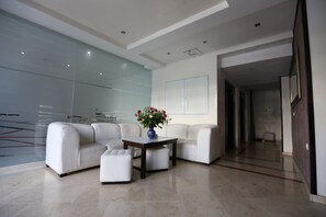 32-inch flat-screen TV with digital channels, TV - Studiotel Afoud (Agadir)