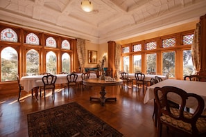 Se sirven cenas y cocina europea moderna