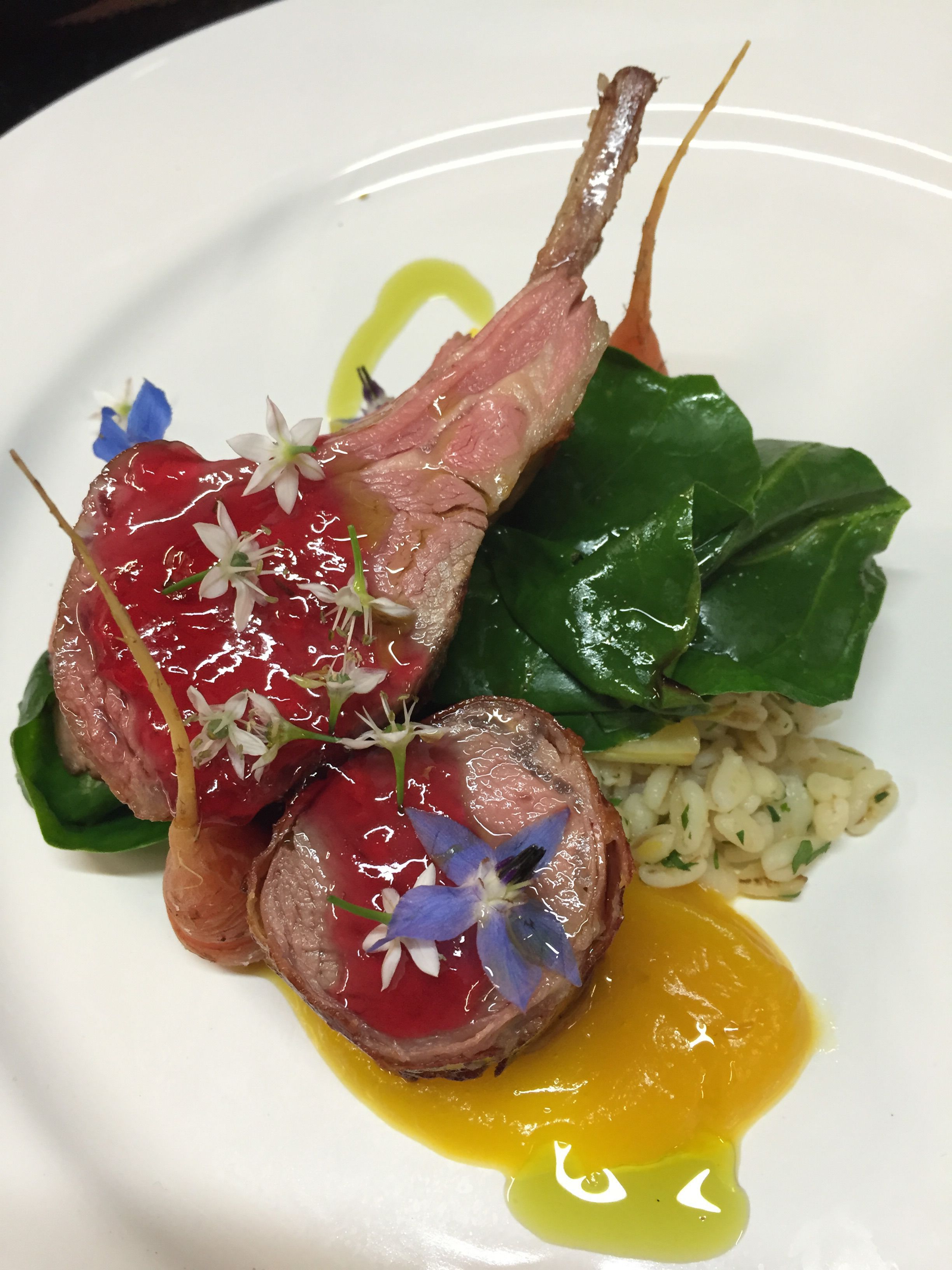 Um prato com carne, vegetais e cereais.