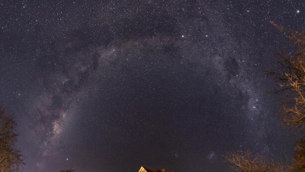 A house with a large porch and a view of the Milky Way. - Pen-y-bryn Lodge (Oamaru)