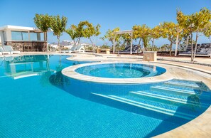 A pool with a circular design, surrounded by lounge chairs and trees. - Santorini Mesotopos (Santorini)
