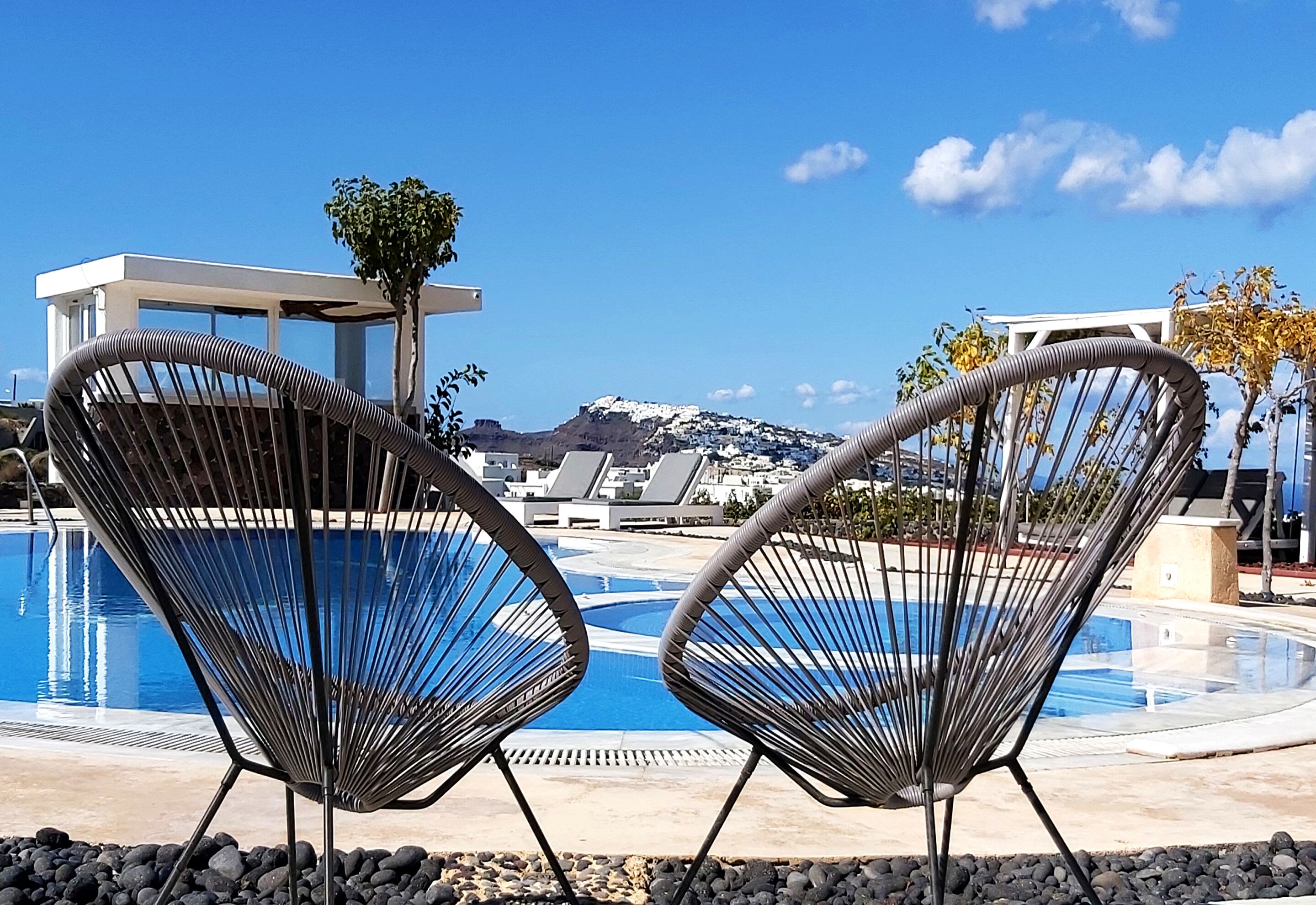 Alberca al aire libre y camastros 