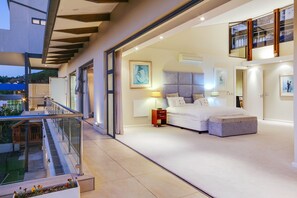 Egyptian cotton sheets, premium bedding, memory-foam beds, in-room safe - Sea Mount (Cape Town)