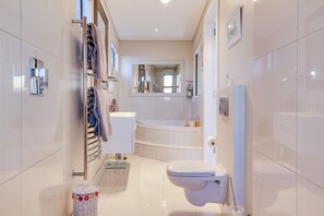 Suite, 1 Bedroom, Sea View | Bilik Mandi | Kelengkapan dandanan diri berjenama, pengering rambut, tuala disediakan 