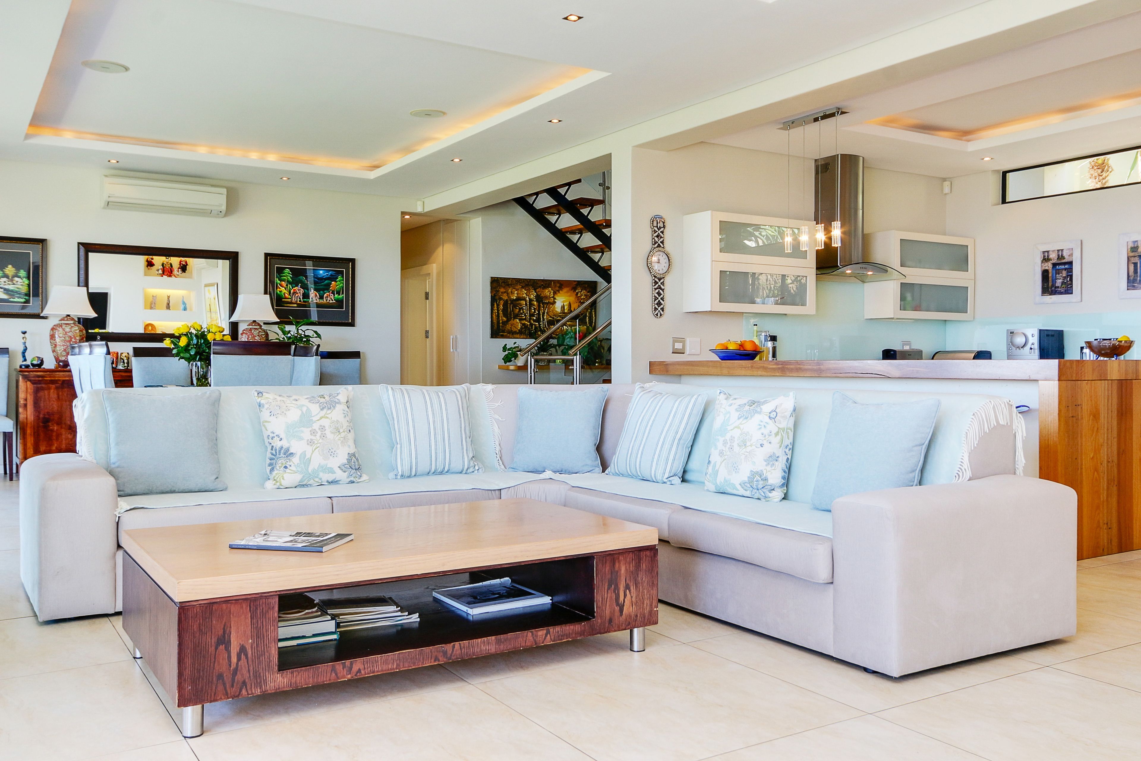 0B | Living room | 32-inch flat-screen TV with satellite channels, LCD TV, DVD player