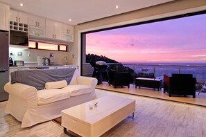 Suite, 1 Bedroom, Sea View | Living room | 32-inch flat-screen TV with satellite channels, LCD TV, DVD player - Sea Mount (Cape Town)